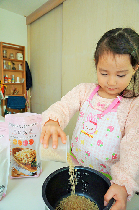 ミツハシライスの「美食玄米」でリゾットを作る娘