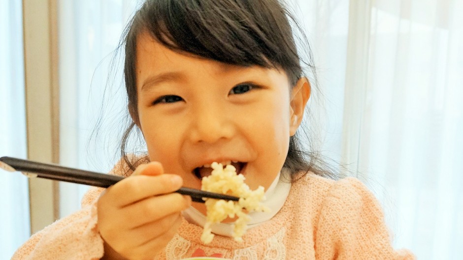 ミツハシライスの「美食玄米」のリゾットを食べる娘