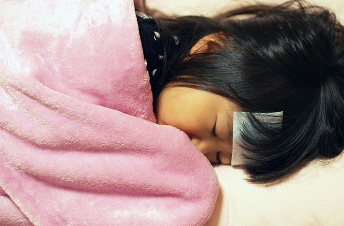 病気で寝ている子供・女の子のイメージ画像