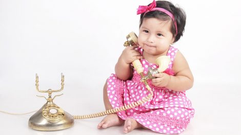 子供（赤ちゃん）と電話のイメージ画像