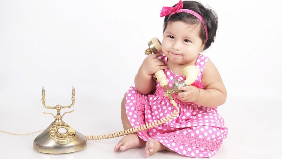 子供（赤ちゃん）と電話のイメージ画像