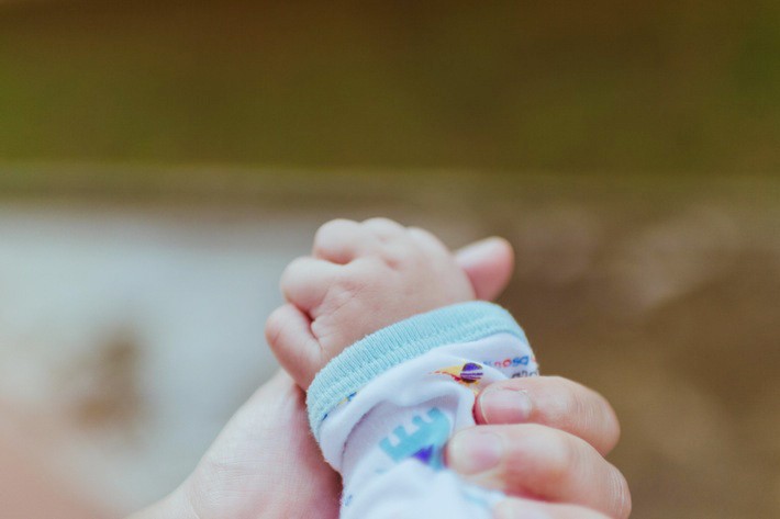 赤ちゃんと親の手のイメージ