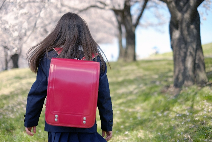 小学生の後ろ姿 ともえスクール