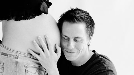 パパ（父親）と妊娠中のママ（母親）のイメージ画像