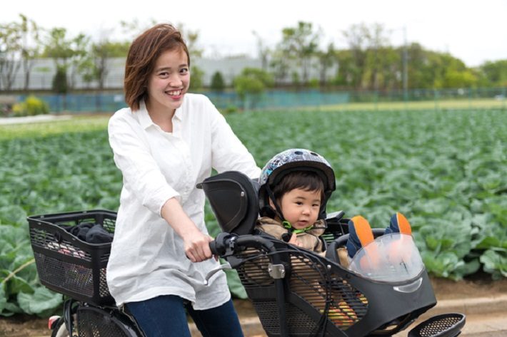 ママと子供と自転車のイメージ画像