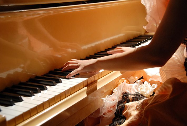 ピアノの習い事をする女の子のイメージ画像