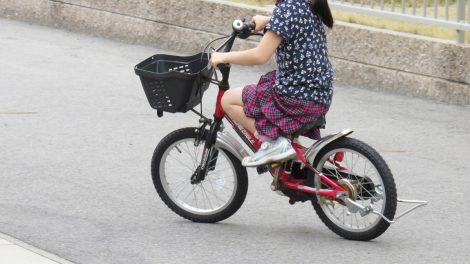 子どもが自転車に乗っているイメージ画像