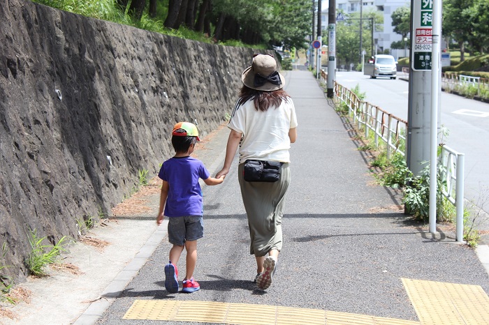 母親と子供が散歩をするイメージ画像