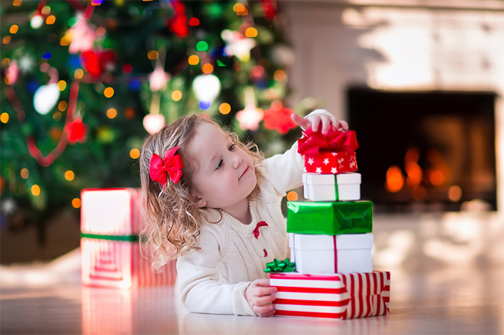 クリスマスプレゼントを開ける子供